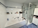 Badewanne und Dusche - Schicke 3 Zimmer-Wohnung mit großer Terrasse, Aufzug und 2 Stellplätzen!