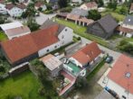 Ideale Kapitalanlage mit 6 % Bruttomietrendite! Einfamilienhaus mit Nebengebäuden in Großaitingen - Luftbild Norden