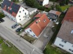 Ideale Kapitalanlage mit 6 % Bruttomietrendite! Einfamilienhaus mit Nebengebäuden in Großaitingen - Luftbild Süden