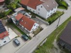 Ideale Kapitalanlage mit 6 % Bruttomietrendite! Einfamilienhaus mit Nebengebäuden in Großaitingen - Luftbild Westen